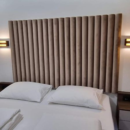 Osijek Luxury Center - Self Check In, Free Private Parking, Ulica Ivana Gundulica 82 Apartamento Exterior foto
