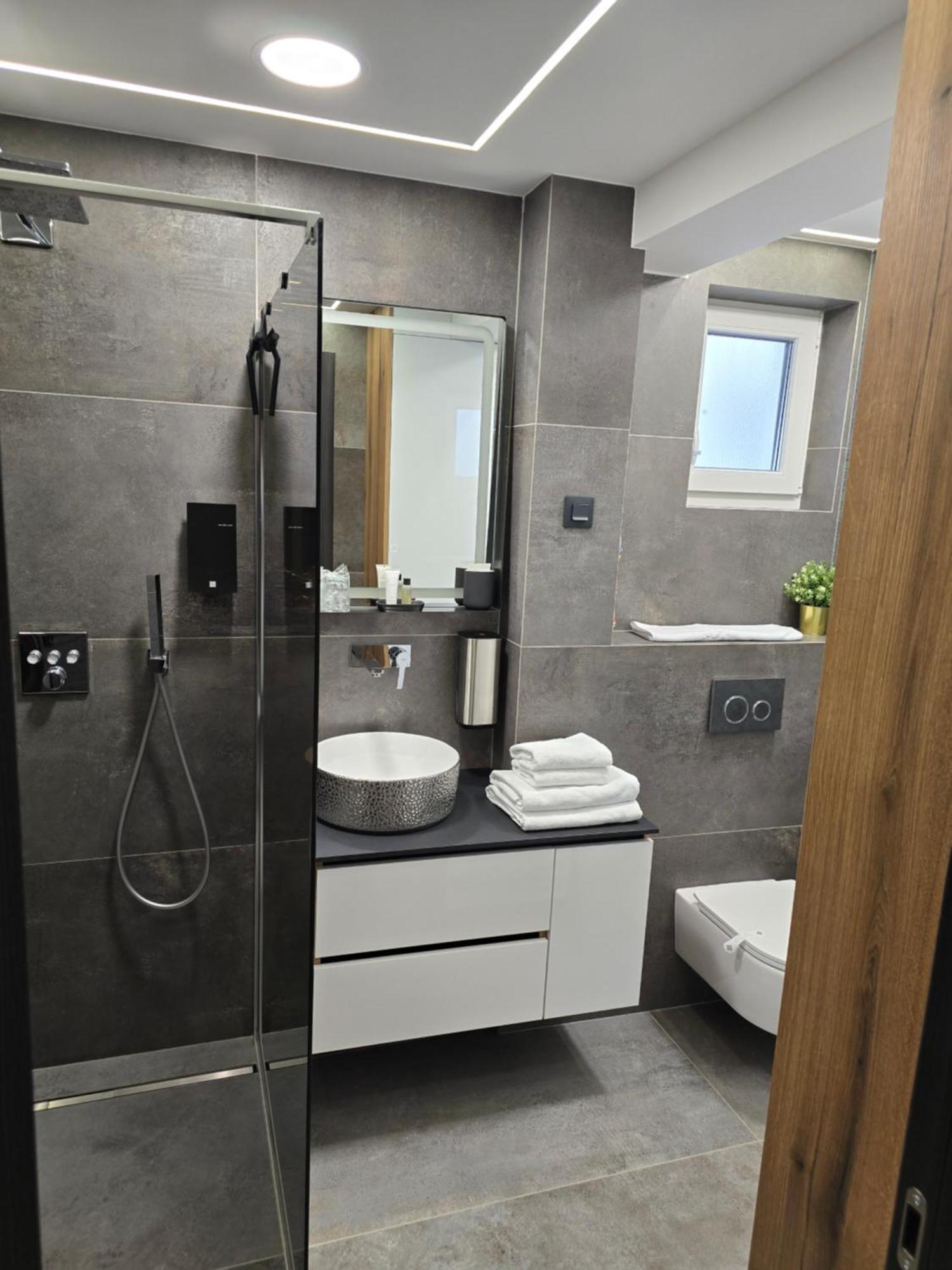 Osijek Luxury Center - Self Check In, Free Private Parking, Ulica Ivana Gundulica 82 Apartamento Exterior foto